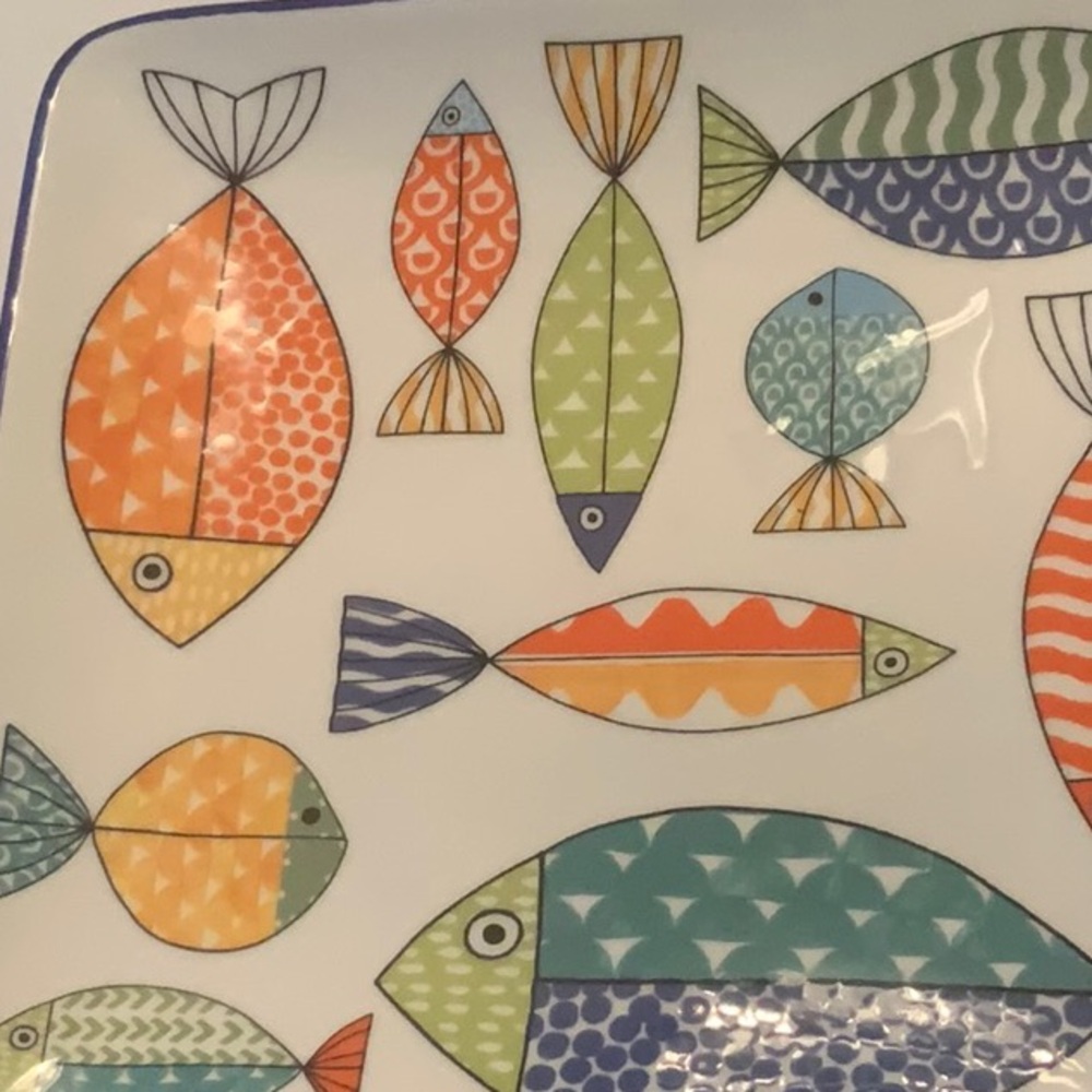 4 ceramic fish plates,4 cloth napkins, four decoupage oyster shell napkin rings